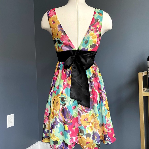 Bright floral V-neck dress w/ black waist tie - Picture 3 of 9